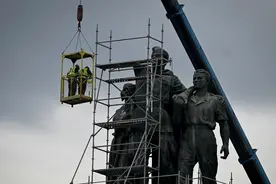 矗立近70年，保加利亚苏军纪念碑被拆除图片