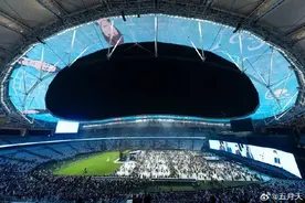 五月天被质疑假唱 圈内人：“垫音”正常，但“完全垫音”就是假唱｜文化观察图片