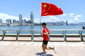 香港故事丨“奔跑”在香江的五星红旗图片