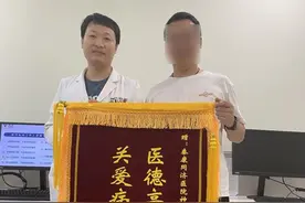 脑卒中大爷住院期间情绪低落， 医生暖心鼓励治疗后重获行走能力图片