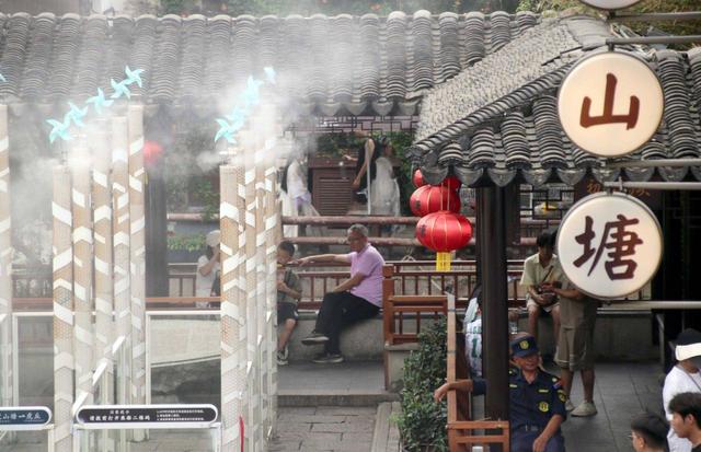 江苏苏州：山塘喷雾为游客送清凉