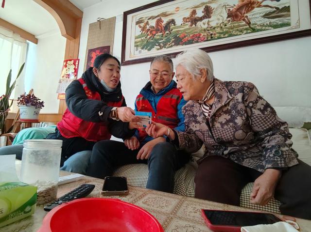 东港：进“一扇门”  解“万家盼”