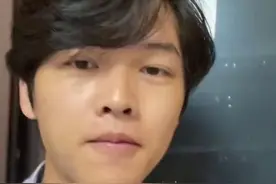 台风 “苏拉”风力有多强？男子“牺牲”他的发型来告诉你！@陈长长长安图片