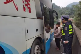 大客车突发故障乘客滞留，厦门高速执法紧急救援图片