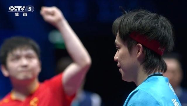 王楚钦输球后头砸球台