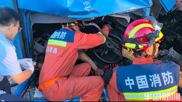 两车相撞司机被困 消防紧急救援
