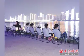游玩青山绿水之间，市民享受清凉的同时激活“避暑经济”图片