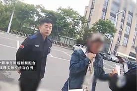 女子情绪失控剪刀抵脖欲自杀，民警、辅警默契配合空手夺下剪刀图片