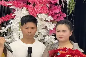 分别19年陈杨梅回家，一家八口拍下首张全家福图片