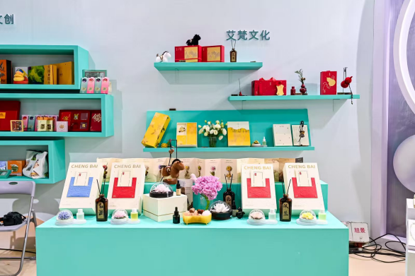 古城绍兴亮相文博会，“迅哥儿”来了，还带来他的猹