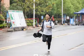 视频直击!首位冲出考场的是他！图片