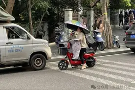 校园周边接送学生常见的交通乱象大曝光，家长请别把孩子置于危险之中！图片
