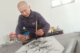 身残志坚！他用左手作画，热心公益播撒阳光图片