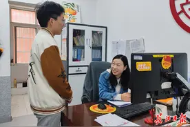 她的办公室在学生宿舍楼，学生都爱和她聊聊天图片