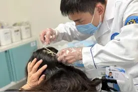 距脑部重要血管和神经仅毫厘之差！鲨鱼夹又成“凶器”扎入女子头皮，警惕→图片
