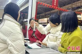 珍珠饰品风靡女性市场 “00后”悦己消费火热图片