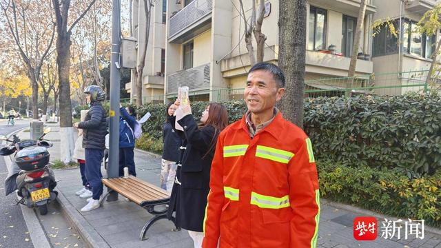 南京城墙下的银杏叶被拼成“2025爱2026” 成网红景点引市民游客排队打卡