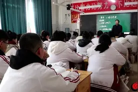 菏泽“父母儿子儿媳”一家四口同守三尺讲台：都教数学，都当班主任图片