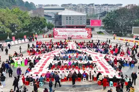 千余人同台剪纸迎新春 四川资阳年味“出圈”图片