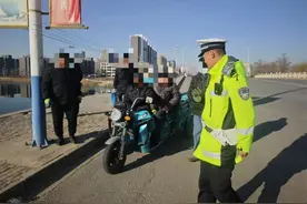 永宁交警电动车违规载人持续查处中图片