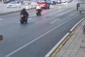 两男子骑摩托车“炸街”，民警出手了图片