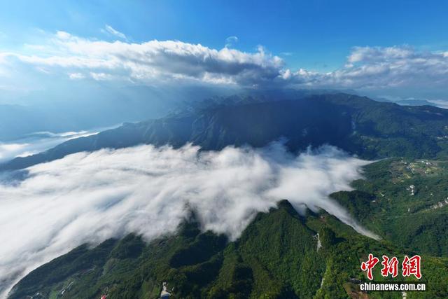 湖北巴东：云海映山峦 乡村入画屏
