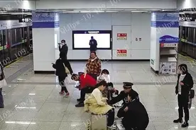 准妈妈突然晕倒——地铁车厢内上演暖心救援图片