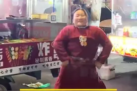 99后卖炸串女子深夜摊前自信跳舞，网友点赞：这才是生活本来的样子图片