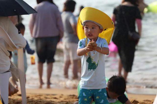 火爆！威海的海边，人山人海，场面壮观！
