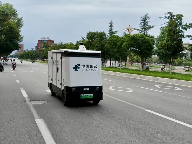 安阳无人车正在派件……