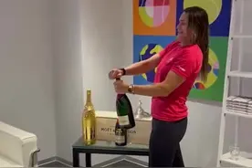 豪爽！萨巴伦卡美网夺冠，往奖杯里倒上香槟随后喝了几口图片