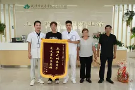 17岁小伙意外溺水，骑车路过的他“紧急上岗”！图片