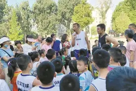 年逾古稀的公益篮球教练：坚持17年不收费，只希望更多孩子爱上篮球图片