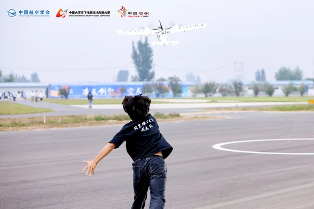 看完中国大学生手搓轰炸机，爱刷抖音的美国人天塌了。