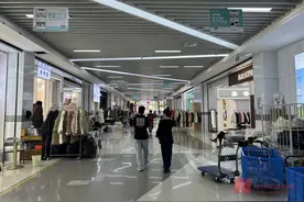 调查丨羽绒吨价涨到130多万元、碾压部分稀有金属 羽绒服却不敢涨价，商家无奈极限压缩利润图片