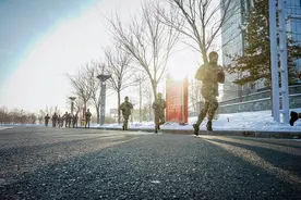 新程开拔！新兵奔赴热血征途图片