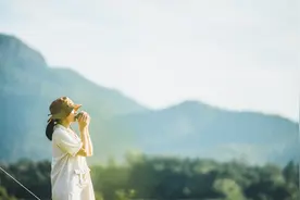 练八段锦、吃黑芝麻丸、喝人参水……年轻人热衷养生，折射出哪些健康焦虑？图片
