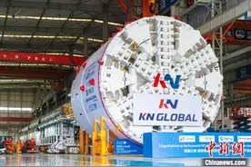 中国自主研发并出口至韩国最大直径泥水平衡盾构机下线图片