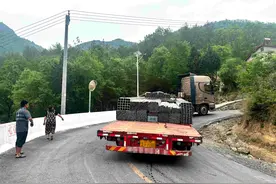 一外地大货车因不熟悉路况在拐急弯被卡，民警：该车身长达20多米，原路倒车3公里才驶离危险路段图片