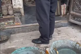游客称在平遥古城遇摸盆套路，“被怂恿摸了摸，收费10元”，多方回应图片