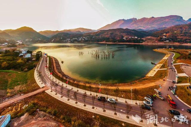 巴东神农湖：一幅自然天成的绝美画卷