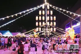 自贡沿滩：沿街里·嘻哈夜市点燃“夜经济”图片