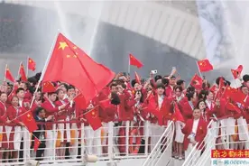与“龙”共舞传神韵 50年前领奖服复刻成亮点图片