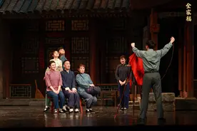 首演二十载，北京人艺京味戏《全家福》再陪观众过大年图片