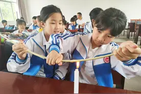 湖南沅陵：制作“纸龙船”感受传统龙舟文化图片