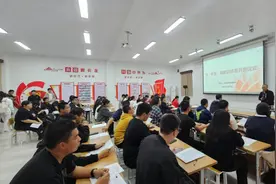 大学上演“热辣滚烫”：长沙民政职院为学子们开设减脂塑形训练营图片