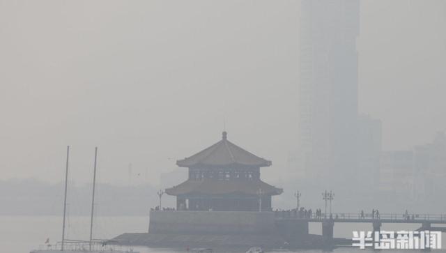 沿海再起雾气，景致若隐若现