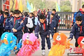 机器人忙开学 浙江科技“迎新”图片