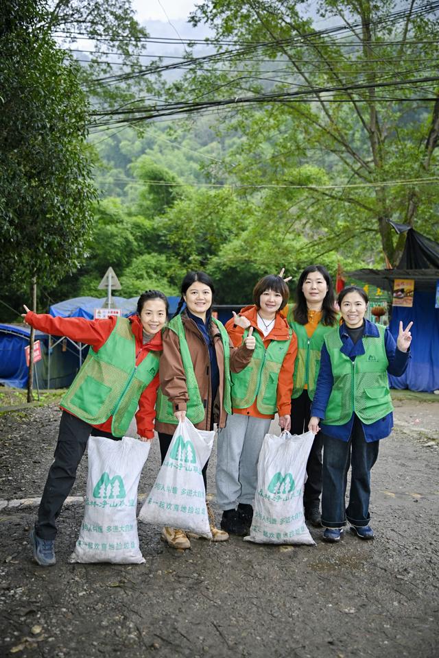以脚步丈量生态，用行动守护文明“环保志愿‘趣’游蓉城”系列首站——大邑药师岩生态徒步环境清洁活动完美落幕