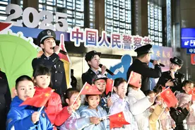 天津铁警庆祝警察节，民警候车大厅音乐“快闪”图片